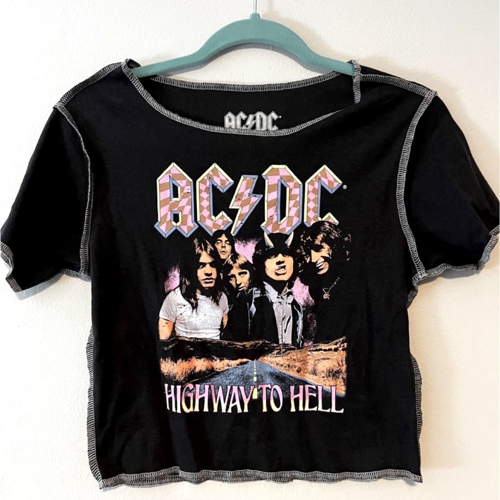 Graphic Reverse Thread Crop Top